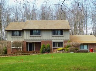 824 Sun Ridge Ln, Chagrin Falls, OH 44022