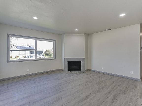 5th image of 1655 Garryana Dr