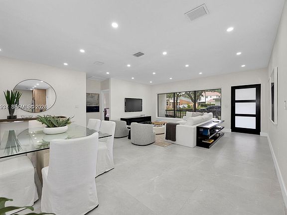 4th image of 305 Fluvia Ave