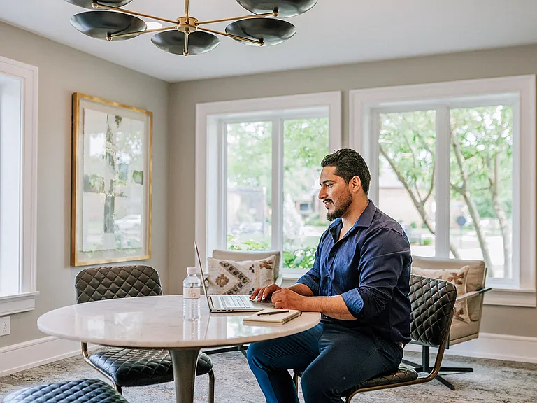 Leasing center with workspace