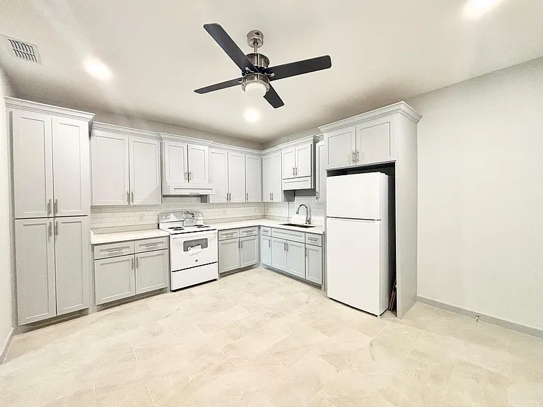 921 Jay Ave — Photo 2