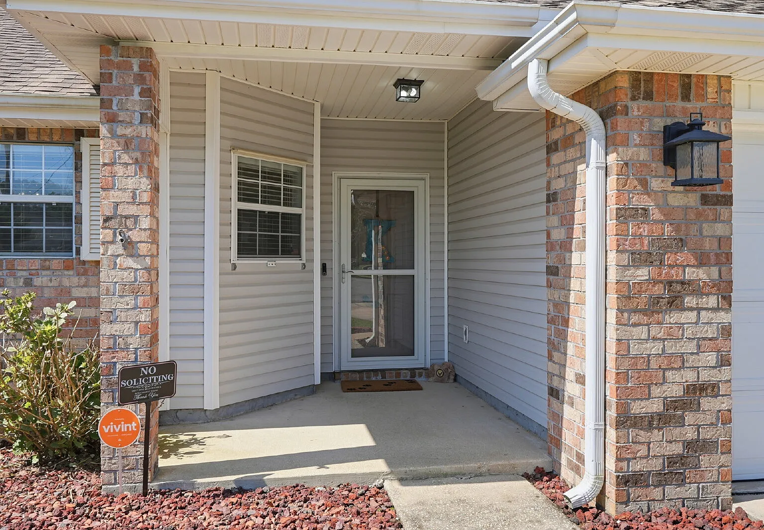 4 bed, 2.0 bath, 1923 sqft, $2,350 — Photo 3