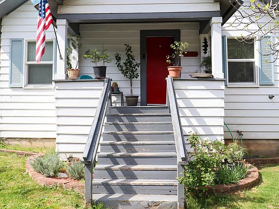 4th image of 5327 Dunsmuir Ave
