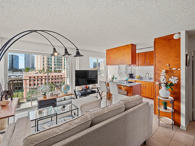 818 S King St #1007 — Photo 1