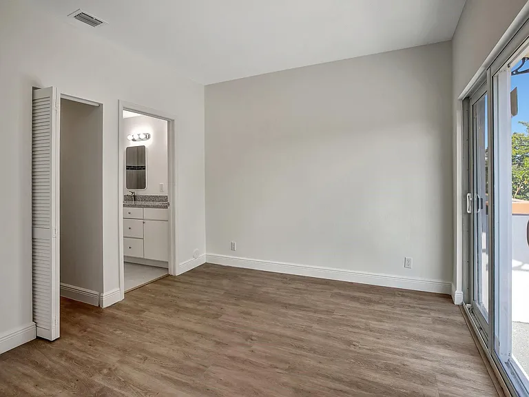1106 S 20th Ave — Photo 10
