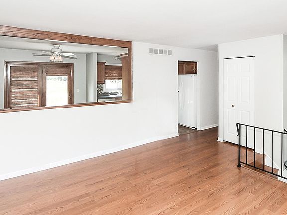 4th image of 412 Woodhollow Ln