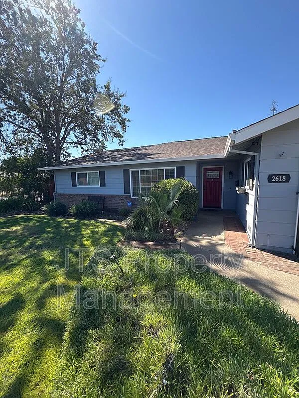 4 bed, 2.0 bath, 1666 sqft, $2,595 — Photo 2