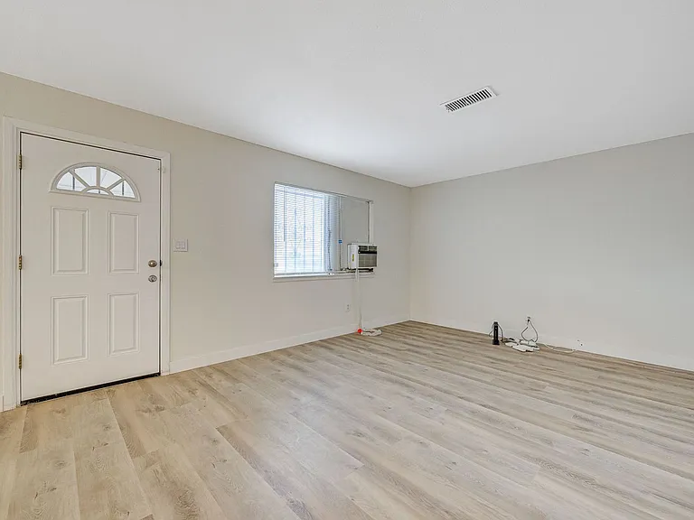 893 W Bartlett Ave — Photo 4