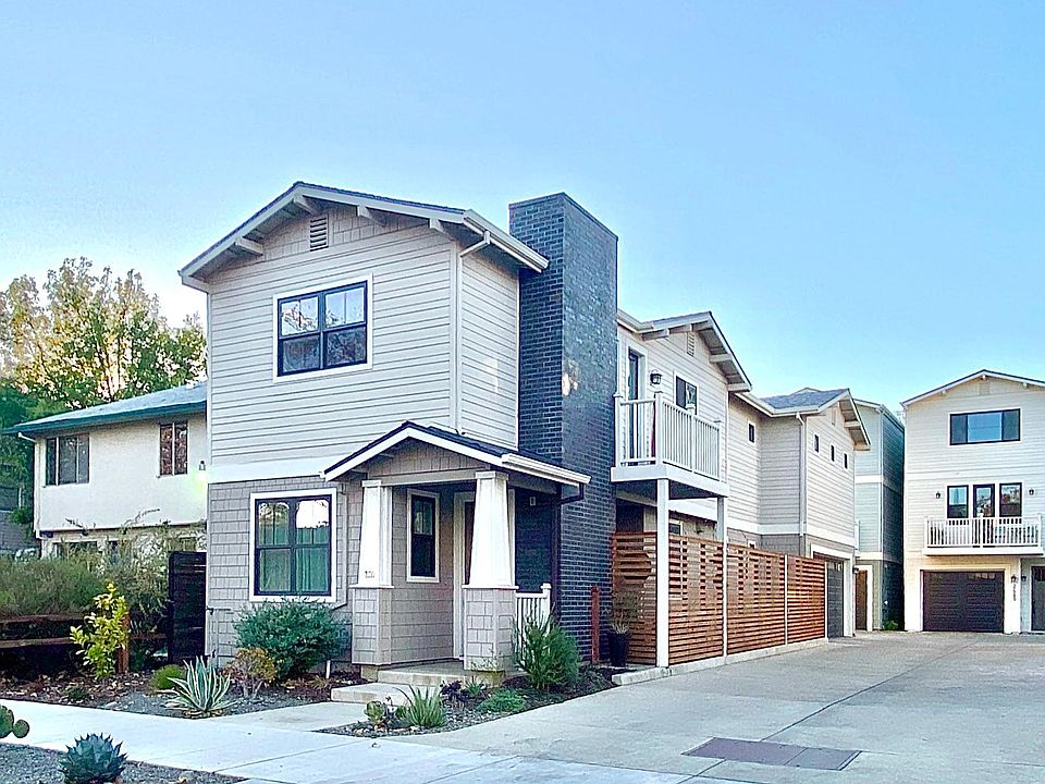 Outside view from 27th Street. Single family house in a quiet and friendly area.