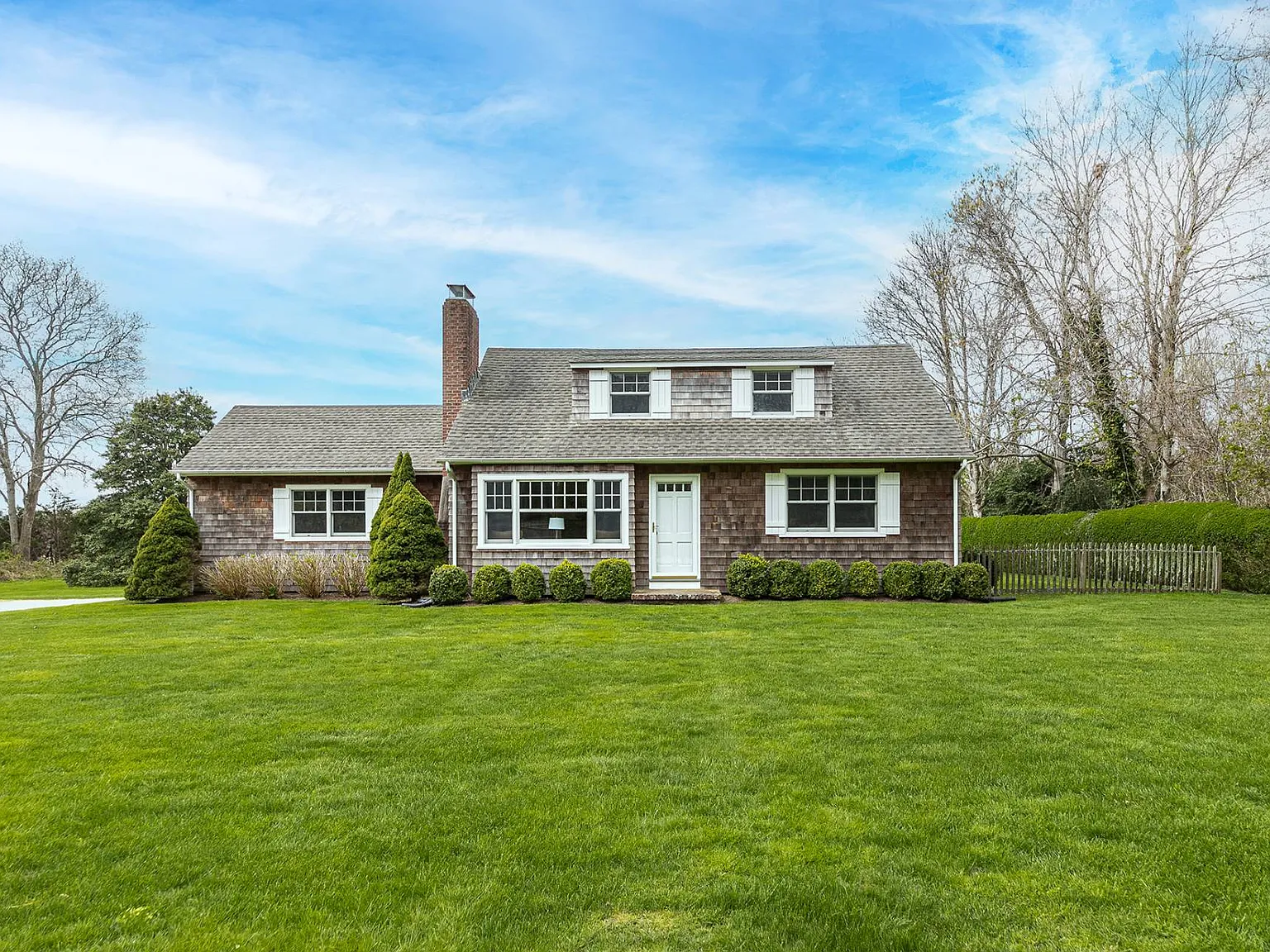 Country Charm in Wainscott — Photo 1