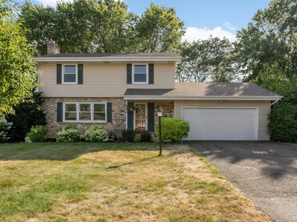 8473 Meadow Lake Rd N, New Hope, MN 55428