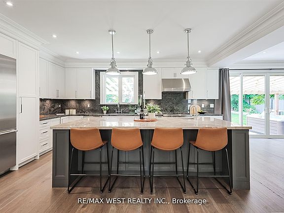 3rd image of 18 Windy Ridge Dr