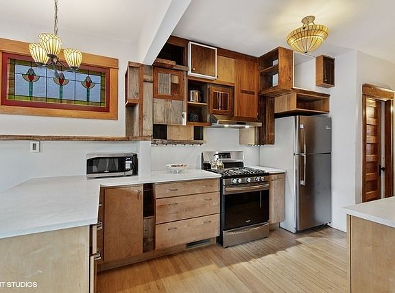 4th image of 609 Wesley Ave