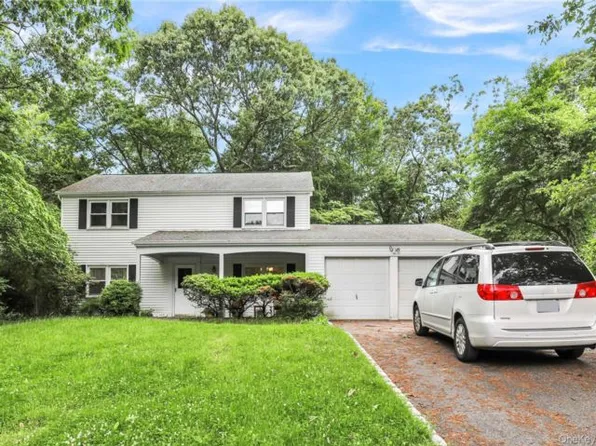 40 Seabrook Ln, Stony Brook, NY 11790