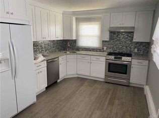 31 Julian Pl, Island Park, NY 11558