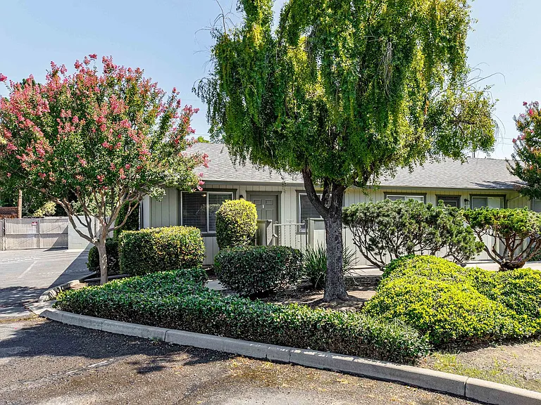 1229 W Roseburg Ave — Photo 15