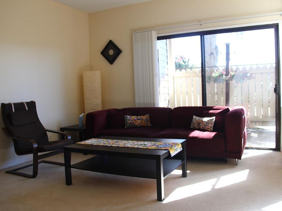 1st image of 199 Lakeshore Ct