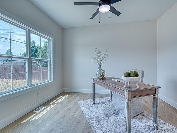 4th image of 3240 Heseman Ave