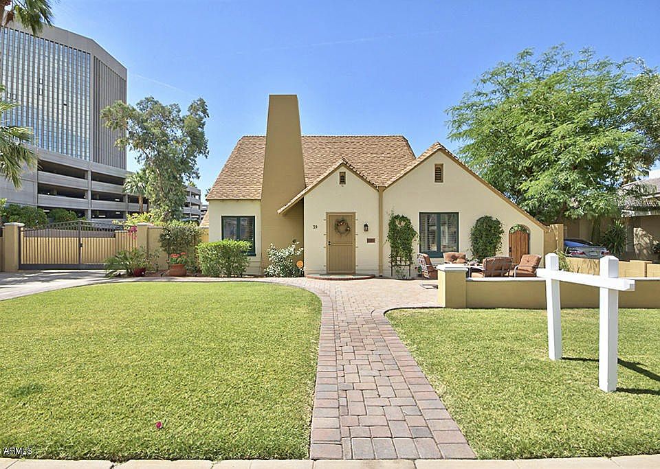 Curb Appeal on a Cul-De-Sac lot!