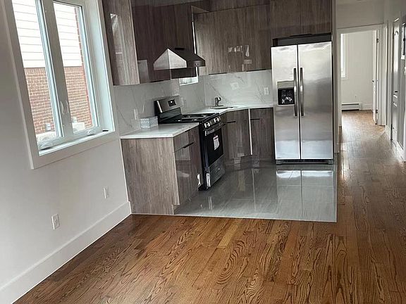 2nd image of 2928 Gillmore St Floor 1