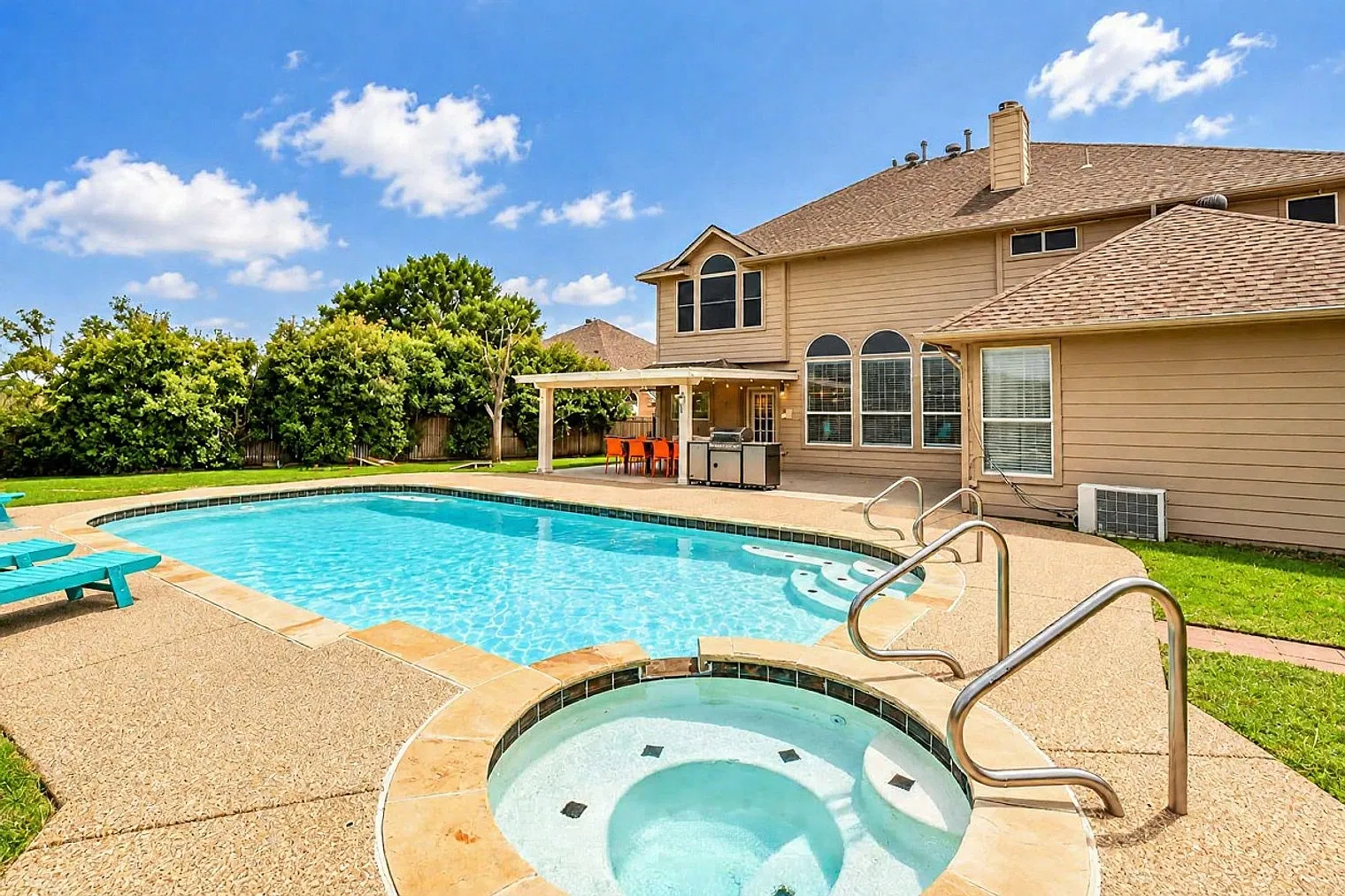 6 bed, 2.0 bath, 3218 sqft, $12,575 — Photo 2