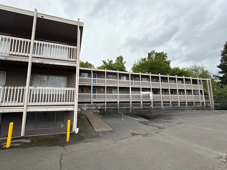 528 SW Levens St #2 — Photo 3