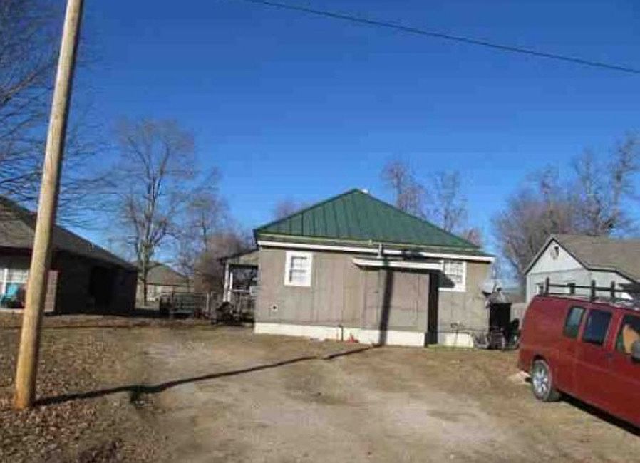 2nd image of 722 W Spring St