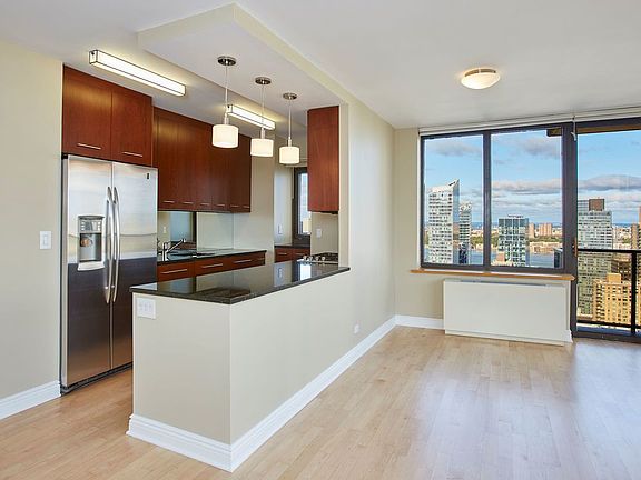 3rd image of 161 W 61st St APT 34C