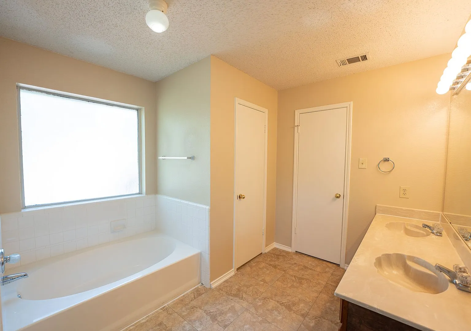 Spacious home over 1900 sqft! — Photo 3