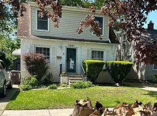1981 Roslyn Rd, Grosse Pointe Woods, MI 48236