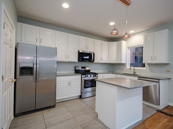 4th image of 710 E 51st St
