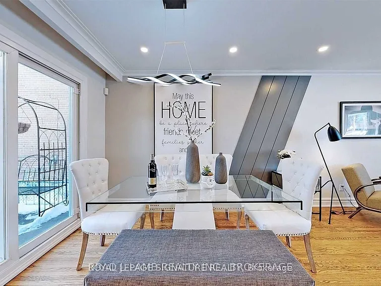 17 Baroness Cres #UPPER — Photo 12
