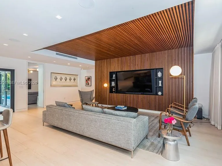 1035 Catalonia Ave — Photo 5