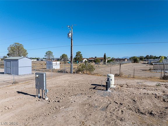 3rd image of 3361 E Navajo Blvd