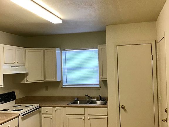 3rd image of 2435 Elm Park Dr