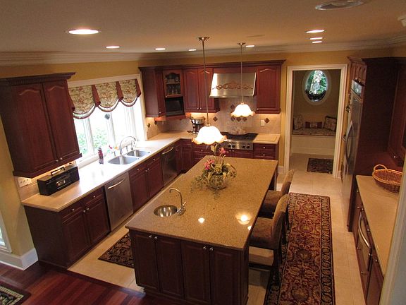 3rd image of 8211 Chippenham Dr