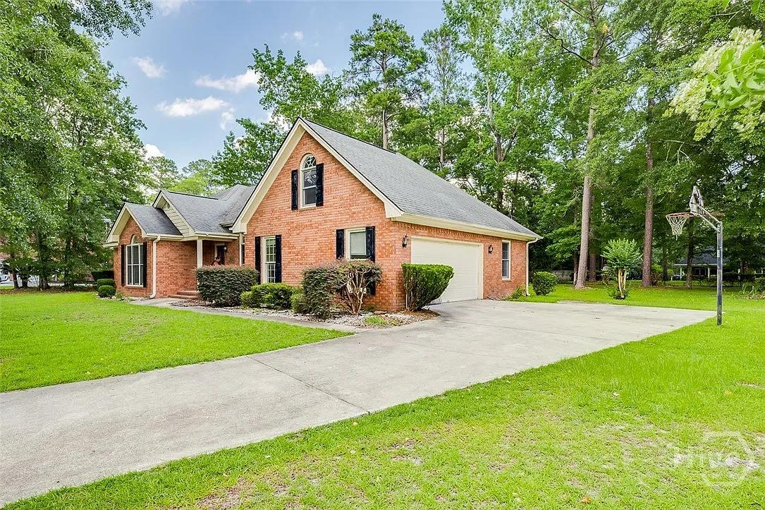 4 bed, 2.0 bath, 2331 sqft, $2,475 — Photo 1