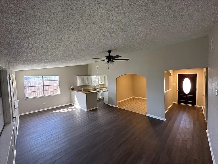 15935 Kenbrook Dr — Photo 3