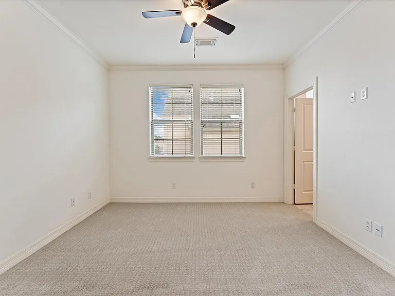 906 Reinicke St — Photo 26