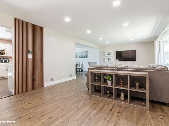 3rd image of 608 Edgebrook Dr