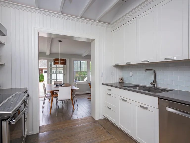11 Beach Ave — Photo 5