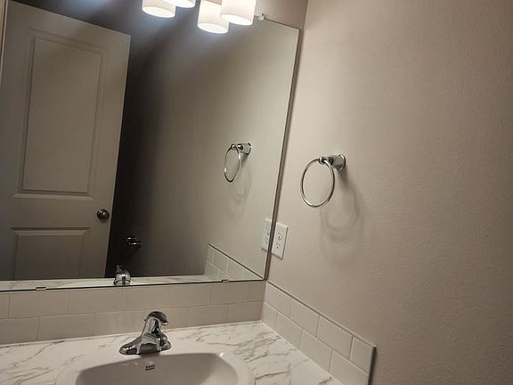 4th image of 922 SE Starview Ave
