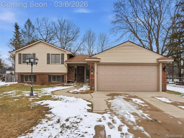 5530 Fox Chase Ln, Clarkston, MI 48346