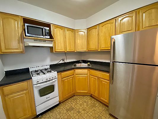 3rd image of 46 W 87th St #1F