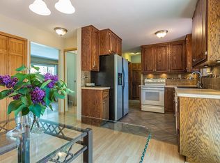 5575 Savoy Dr, Waterford, MI 48327