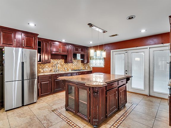 2nd image of 7923 Glenview Dr