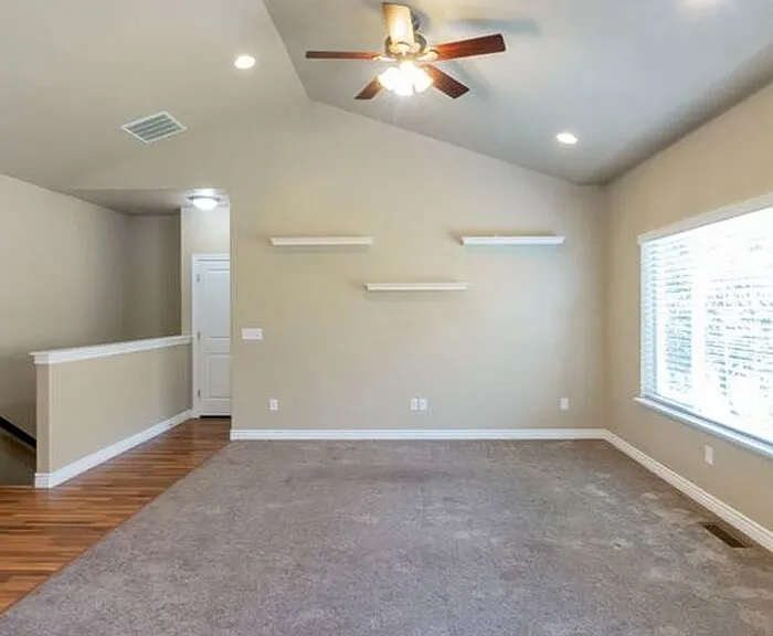 1848 W Woodview Dr — Photo 3