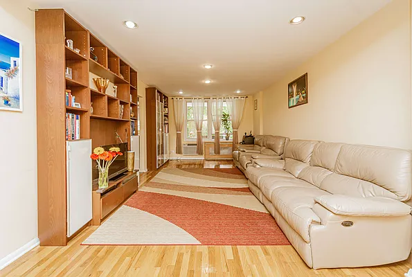 Sold by Maximillion Realty, Inc. | media 18