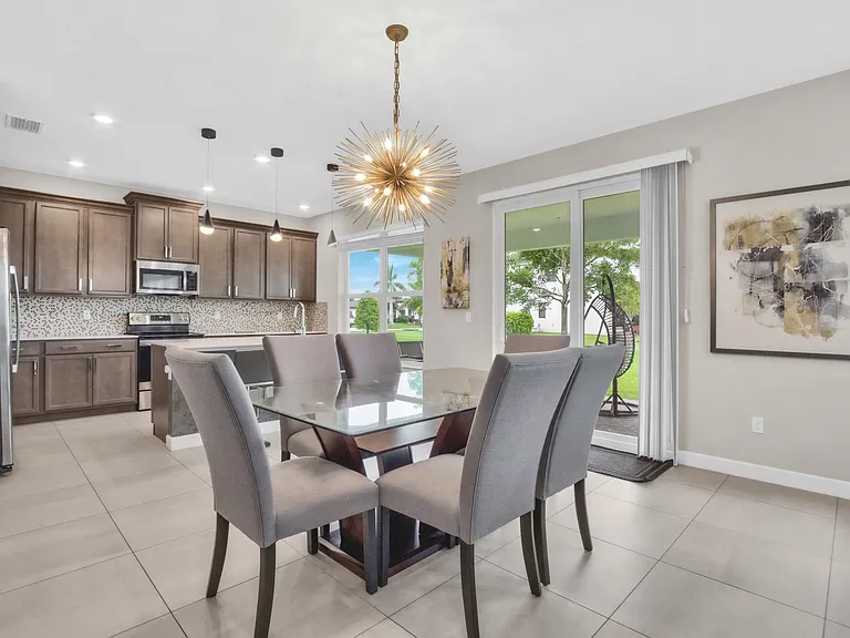 1304 Whitcombe Dr — Photo 2