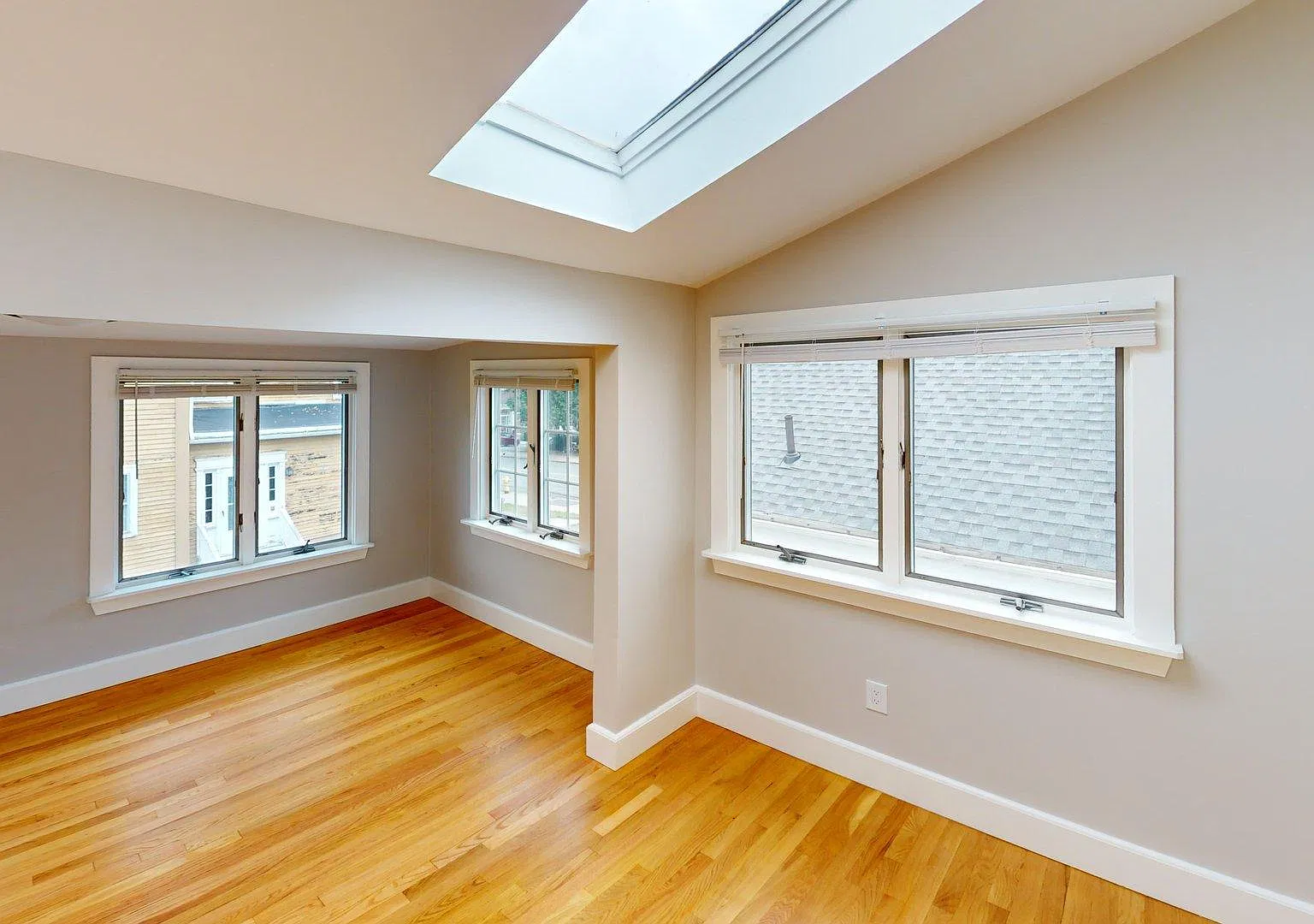 5 bed, 1834 sqft, $5,995 — Photo 2